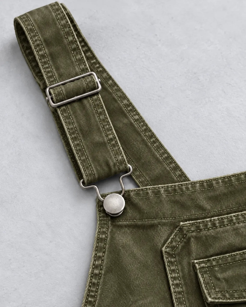 Salopette en denim kaki esprit workwear