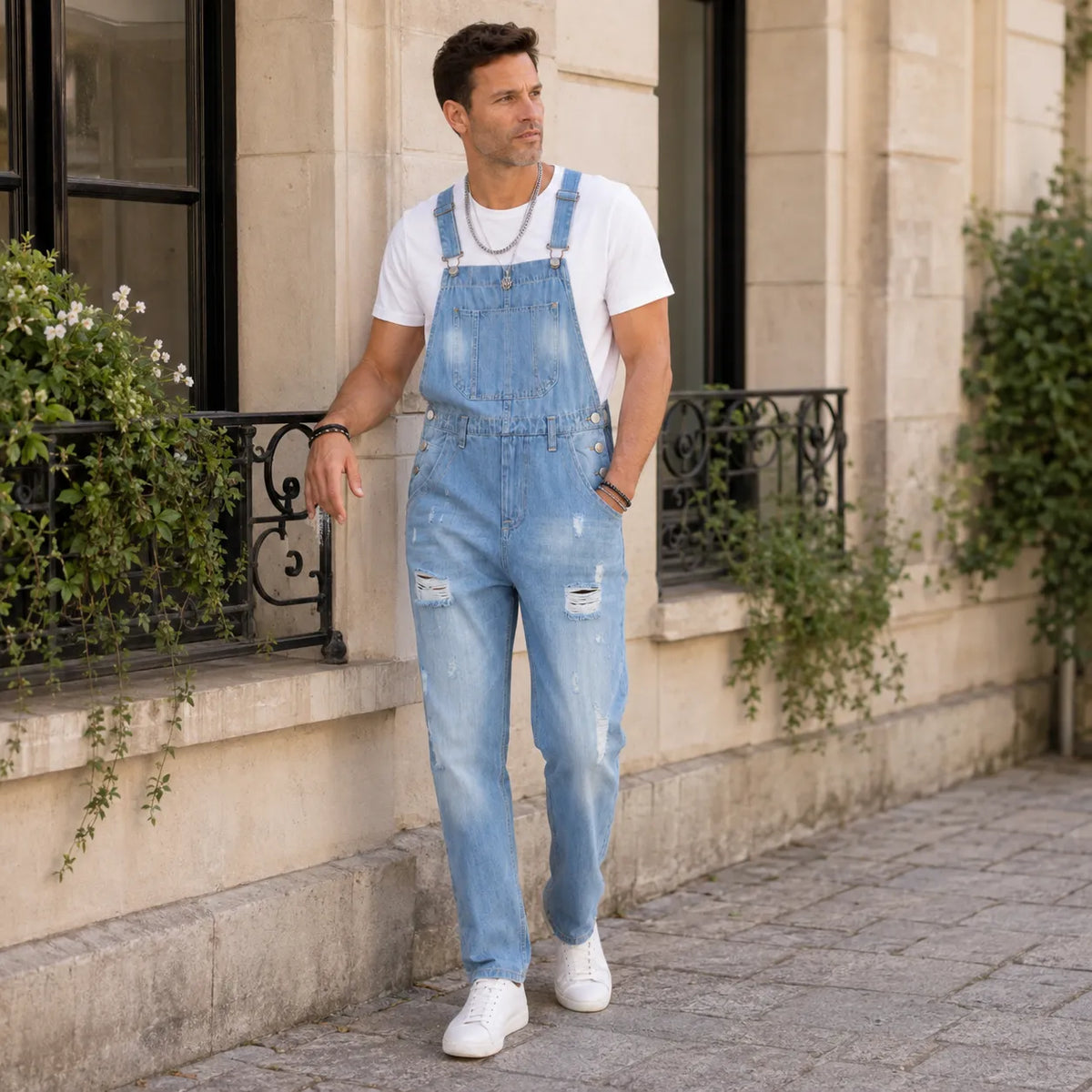 Le denim délavé dans une silhouette équilibrée