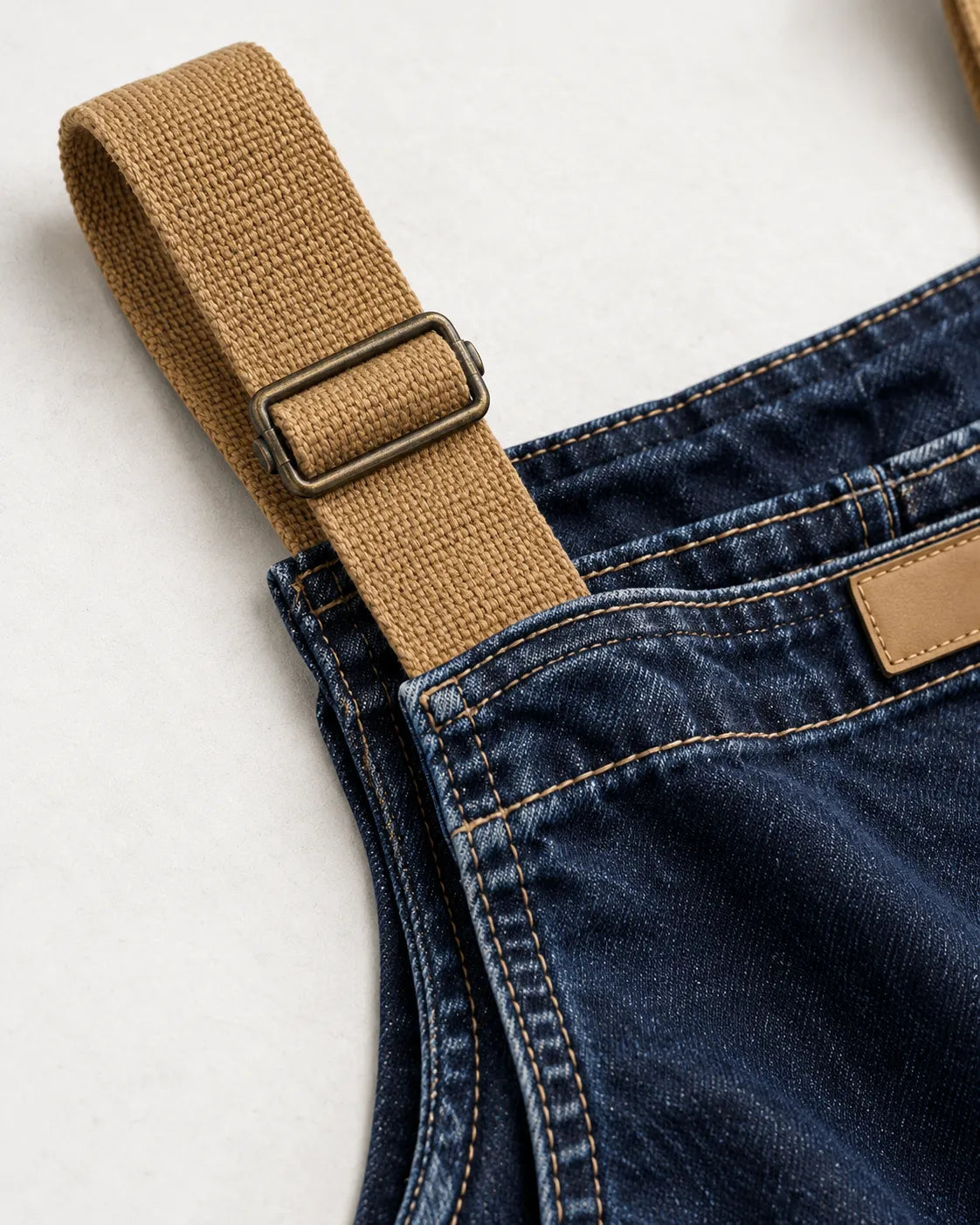 Salopette denim à bretelles contrastées