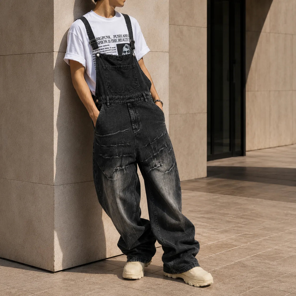 Le minimalisme chic dans une silhouette ample