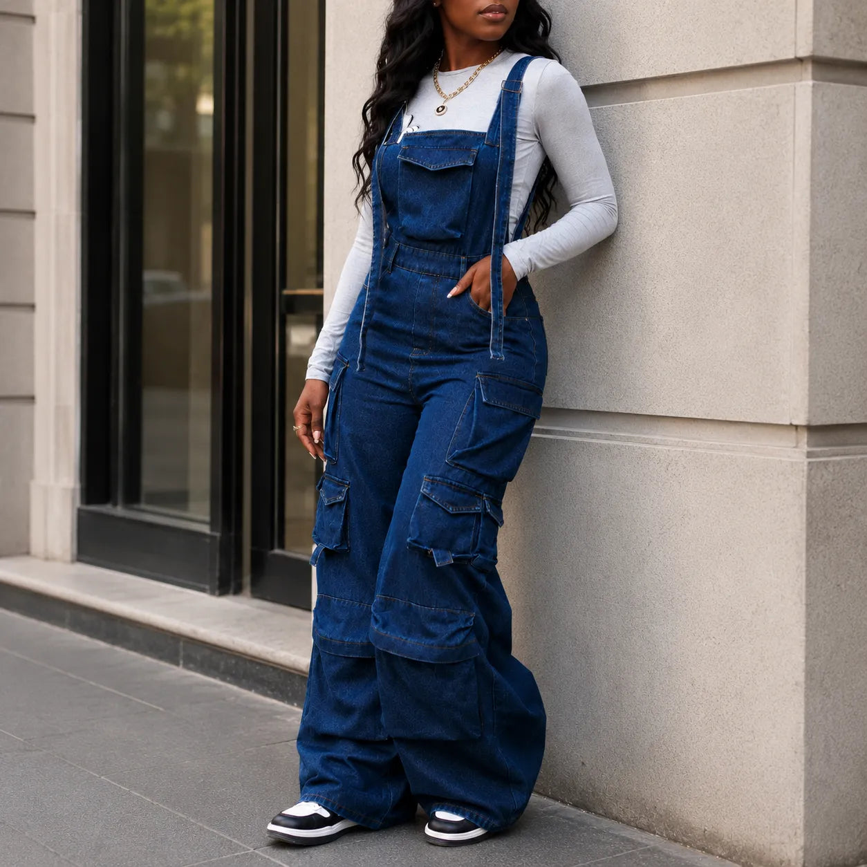 Le denim patchwork dans une silhouette urbaine