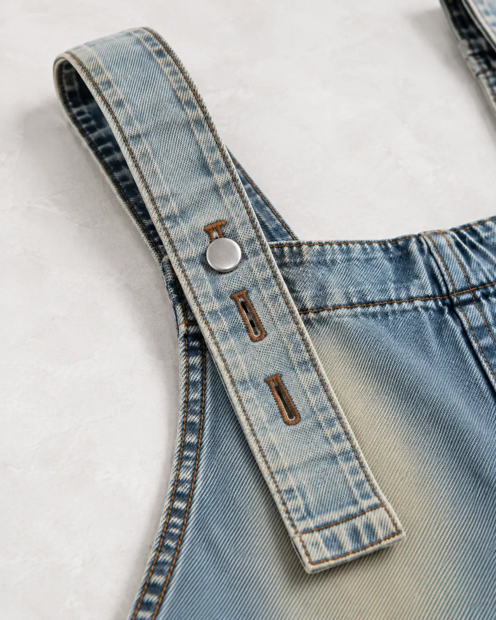 Salopette en jean délavé à effet usé