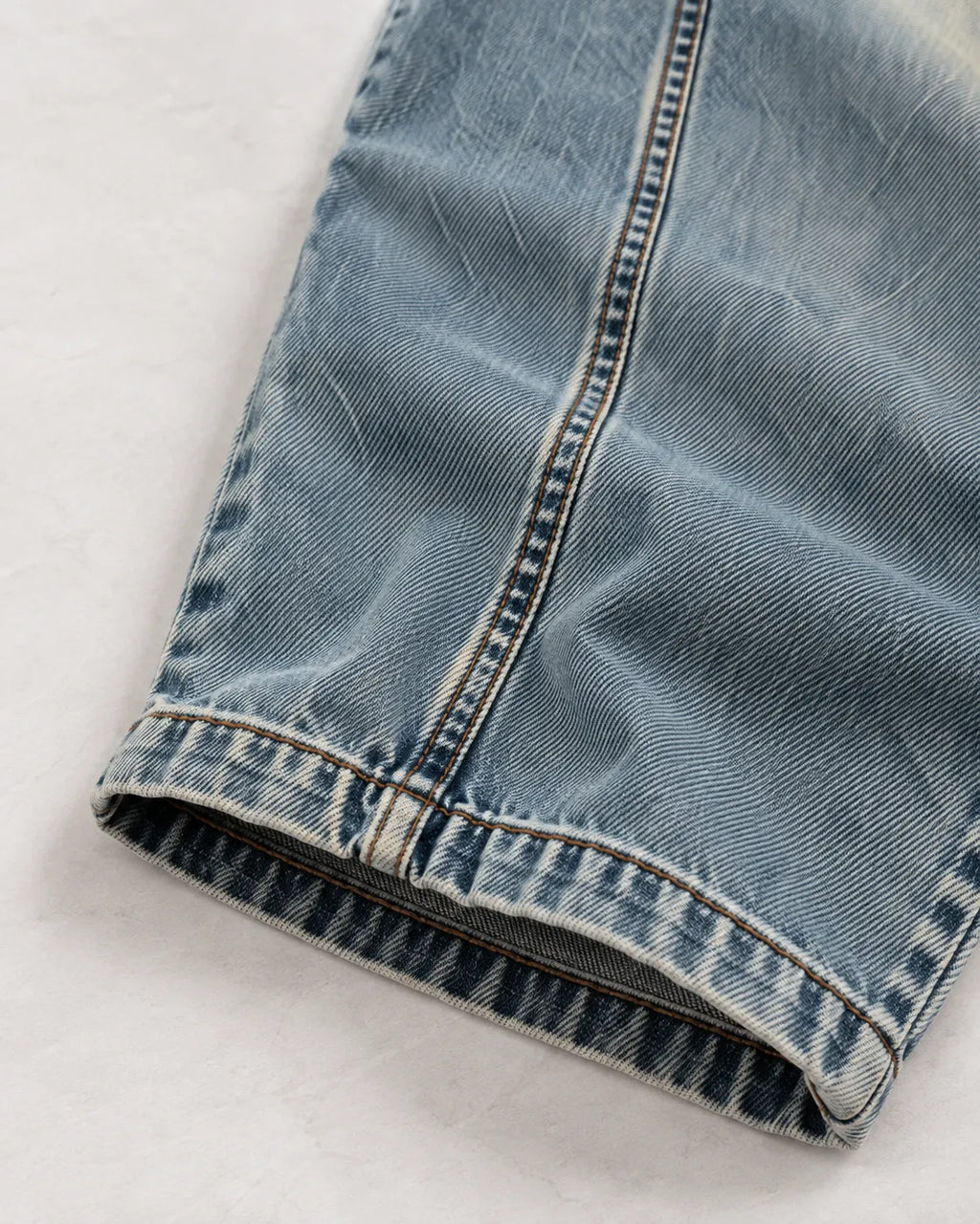 Salopette en jean délavé à effet usé
