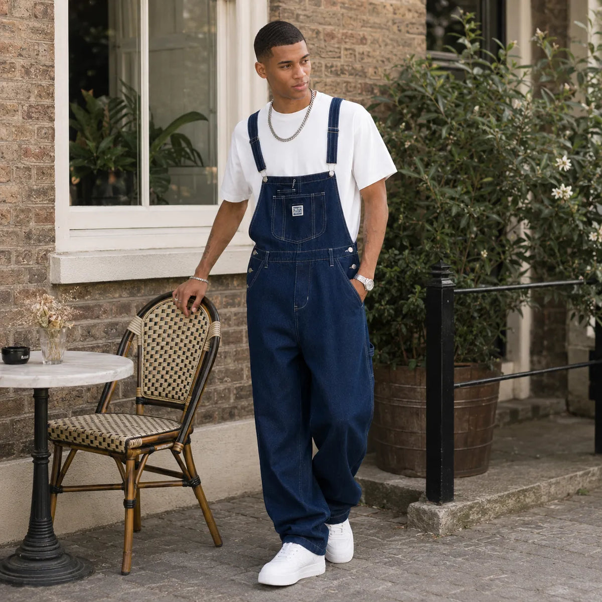 Le denim bleu foncé aux accents rétro